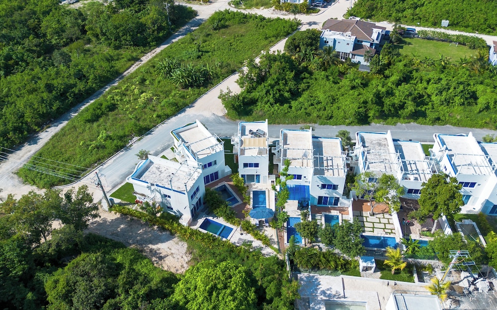 3-BR Villa with Pool & Rooftop Jacuzzi