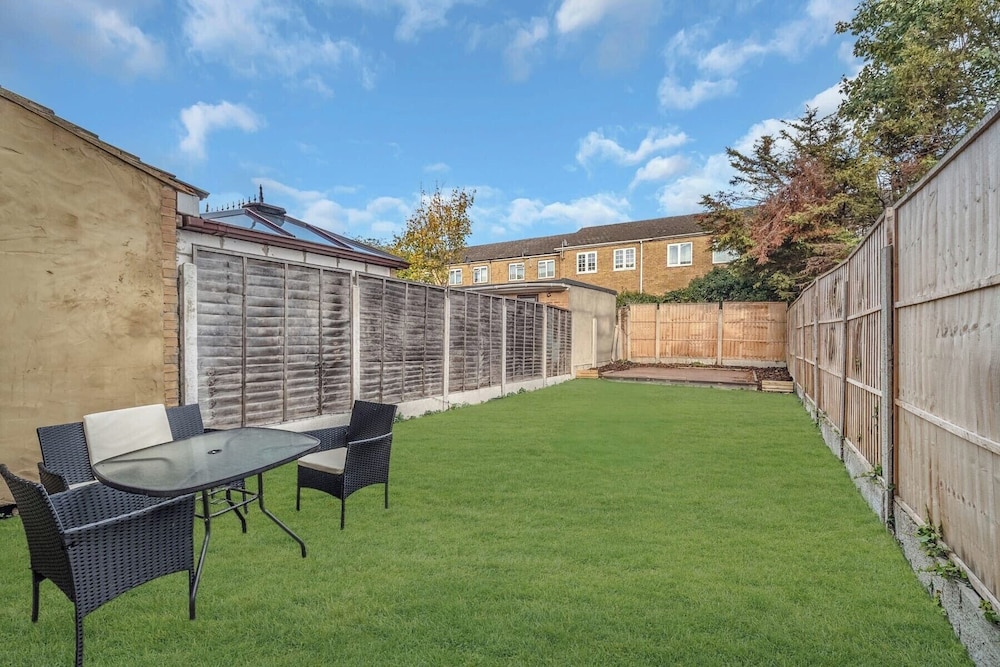 4 Bedrooms - Up To 14 Guests - Free Parking