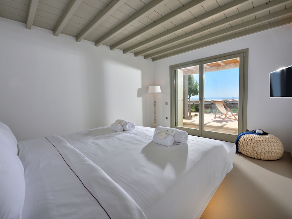 Kounoupas Complex by Mykonos Rocks