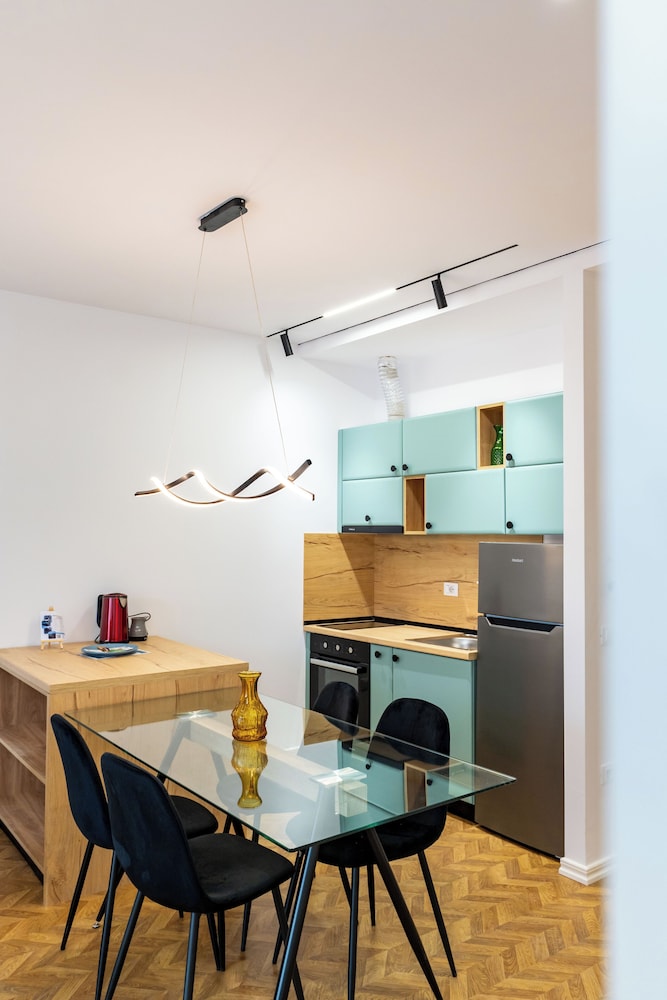 Tirent Apartment-Modern 1-Bedroom Stay Near Liqeni i Thatë