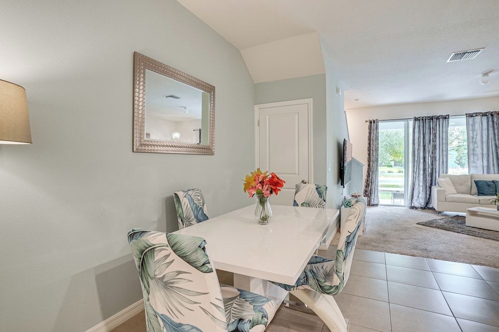 Modern Family Townhome w/ Patio in Riverview!