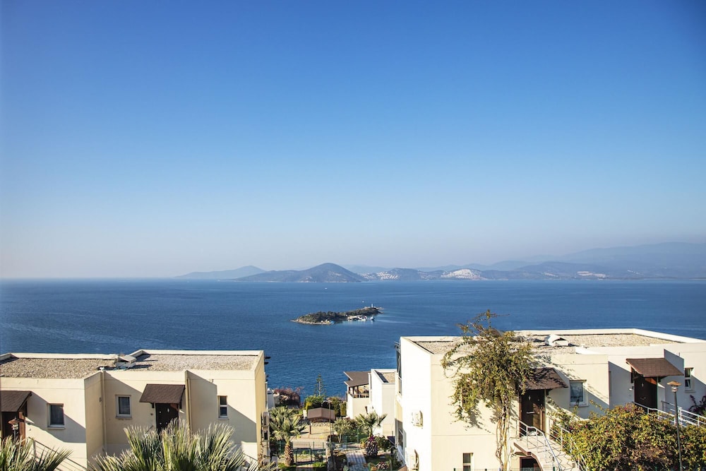 Sleek Flat With Private Beach and View in Milas view 5