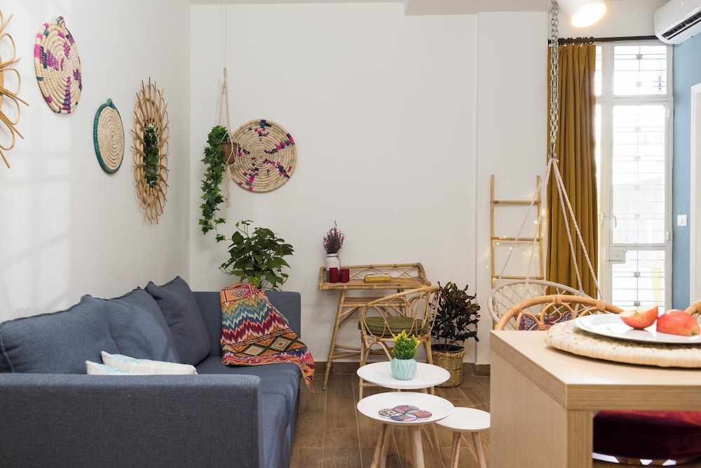 Boho-Chic Cozy 2BR - Apt & Balcony in Mar Mikhael
