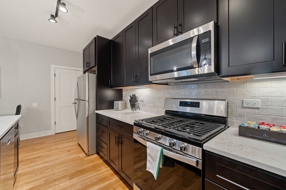 3 Bed 2 Bath Chicago Retreat w Balcony Parking
