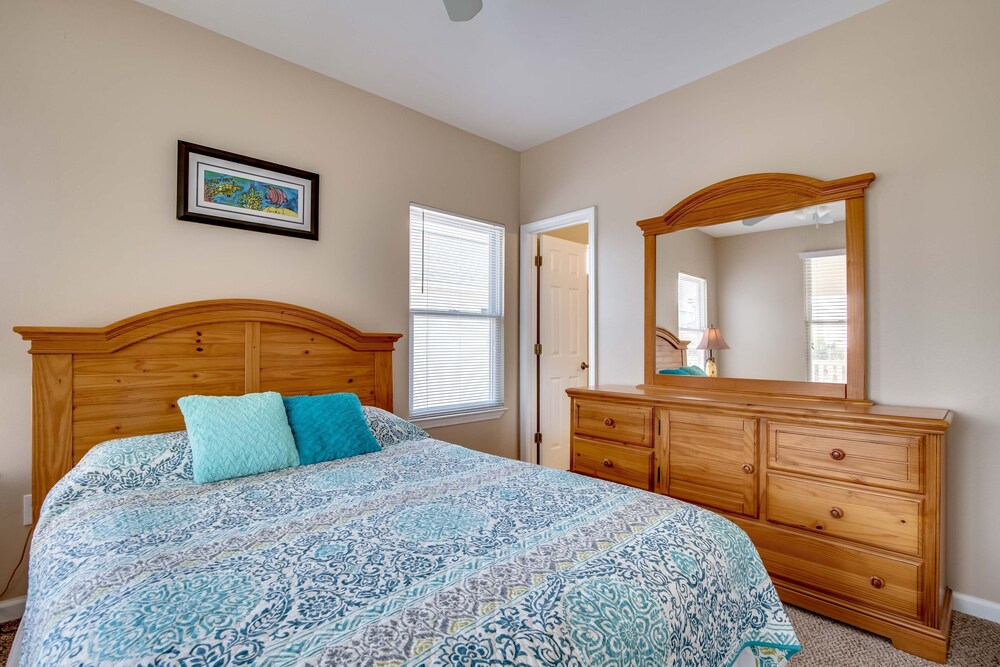Sandy Toes 4 Bedroom Home by RedAwning view 4