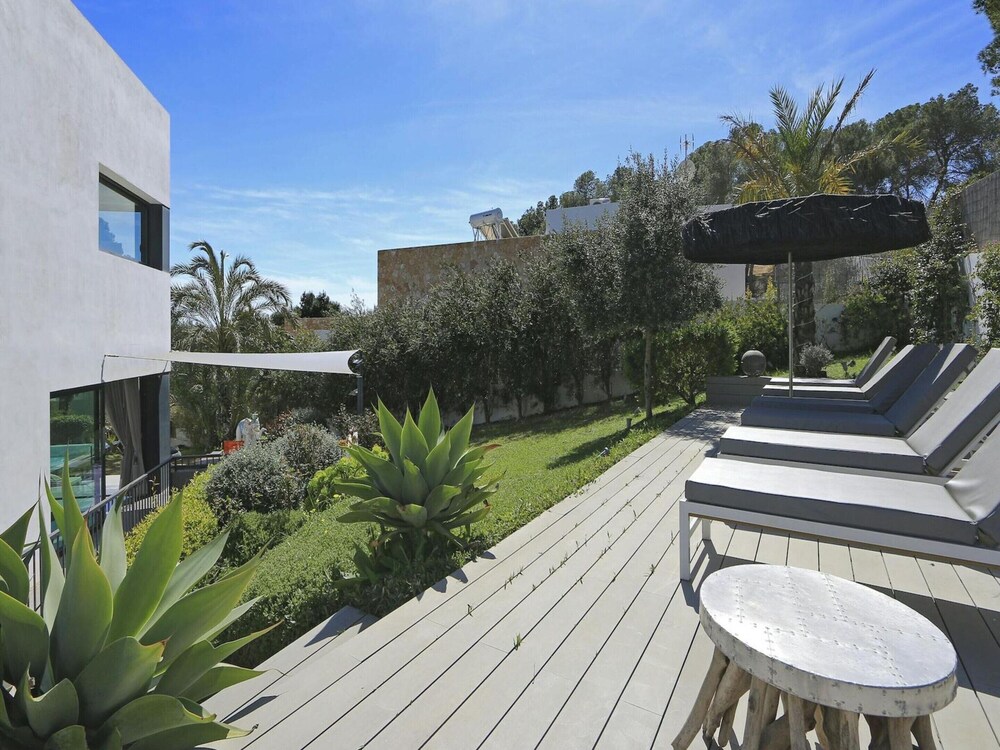 Holiday Home With Manicured Gardens