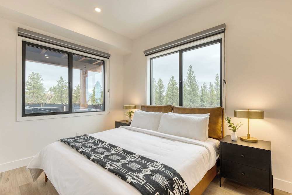 2 Units Minutes to Old Bend Deck + Hot Tub 1216 Skyline Ranch by Avantstay