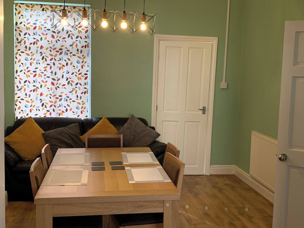 Stylish Home Near Shopping - Book Summer Stays Now