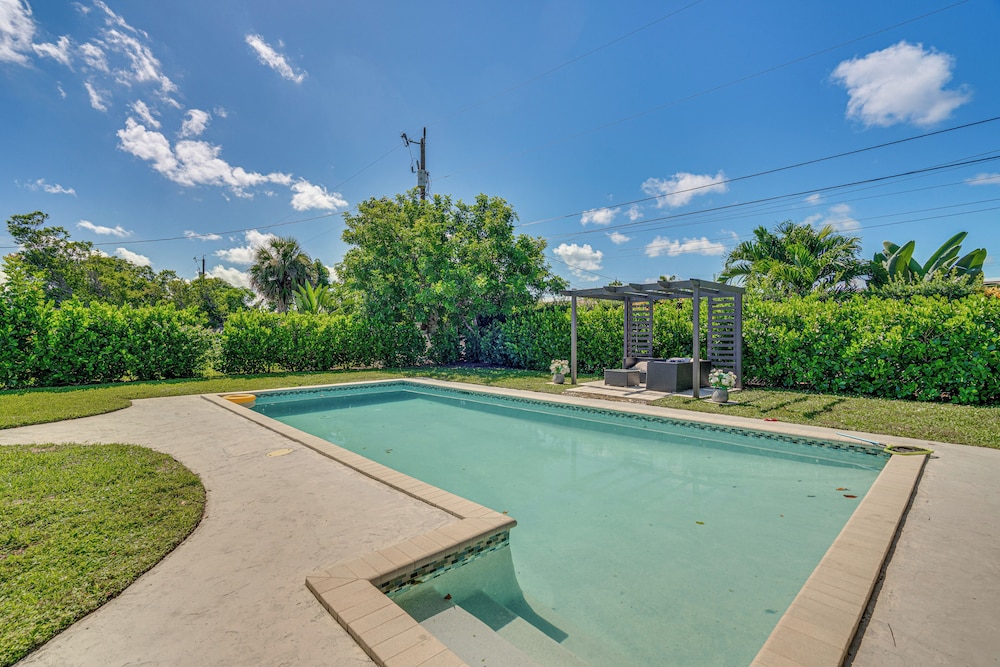 1 Mi to Beach: Modern Cape Coral Home w/ Pool