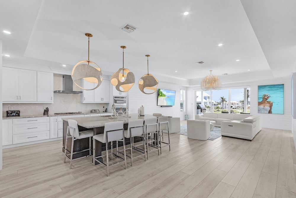673 White Sands Retreat: Bay Views, Pool, Elevator 5 Bedroom Home