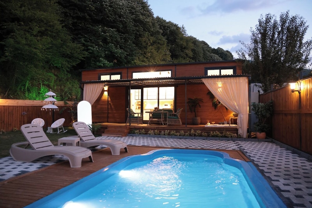 The Jungle Bungalov