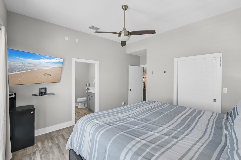 Waterfront Condo With Rooftop + Pool + Boat Slips