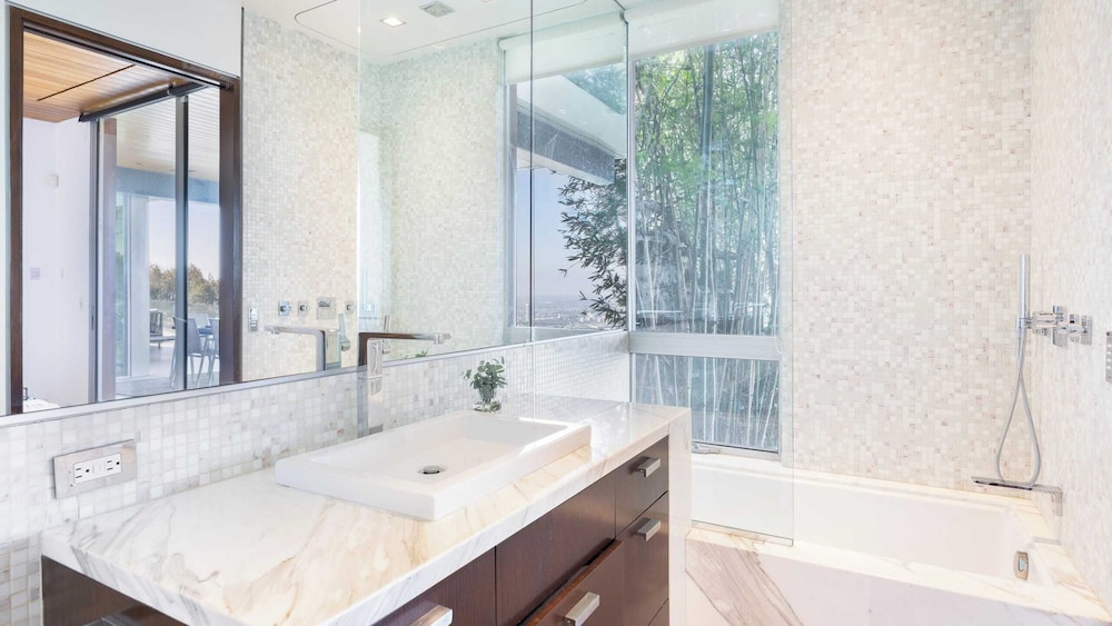 Hollywood Overlook by Avantstay Private Pool + Hot Tub Panoramic Views