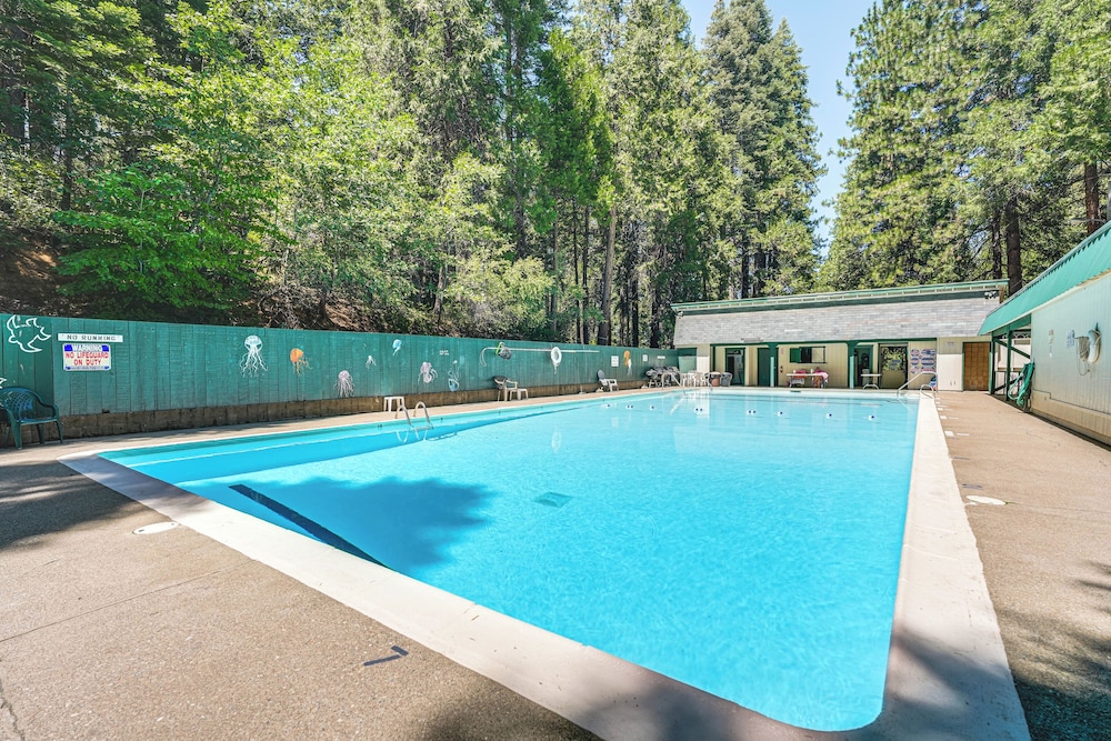 Hike, Swim, Golf: Family Retreat in Arnold!
