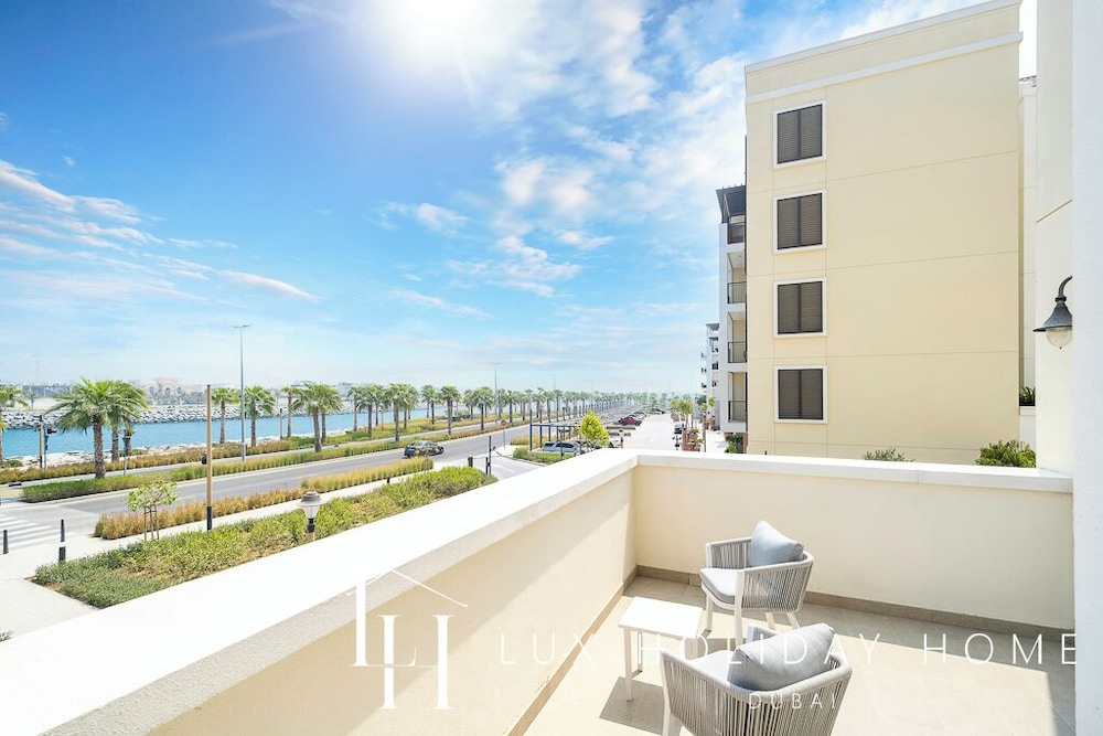 LUX The Elegant Sea View Suite