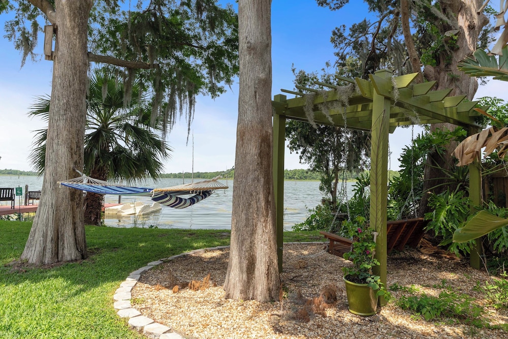 Welcoming Little Blue Lakehouse in Crystal River