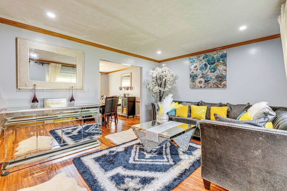 Families Welcome: Lake-view Home, 2 Mi to Gahanna!