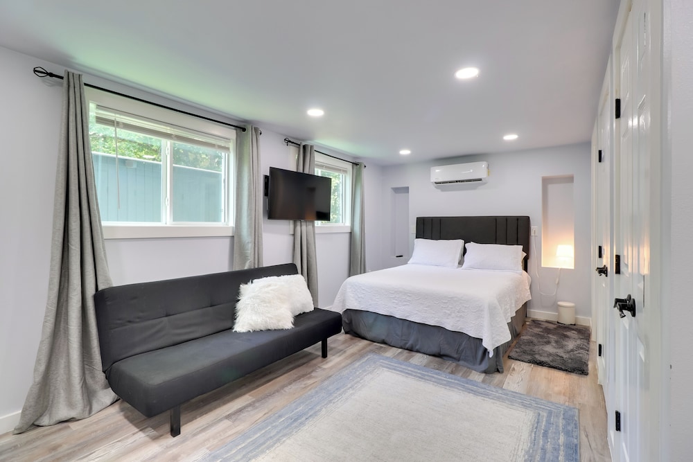 1 Mi to Dtwn: Renovated Retreat in Georgetown!