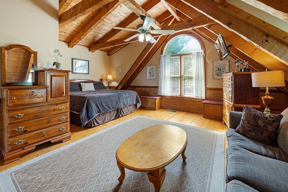 Sweet Scarlet Rose 4 Bedroom Cabin