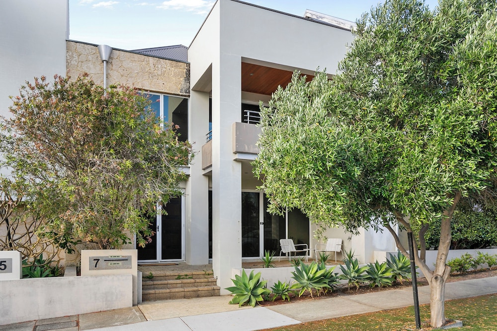 Walk to Beach Coastal Home in Coogee