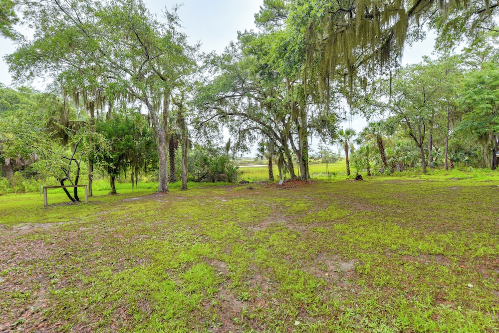 3 Mi to Historic Dtwn: Family Retreat in Beaufort!