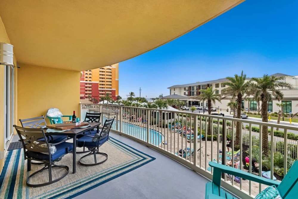 Fall Retreat Condo w Heated Pool Hot tub Pier Pk