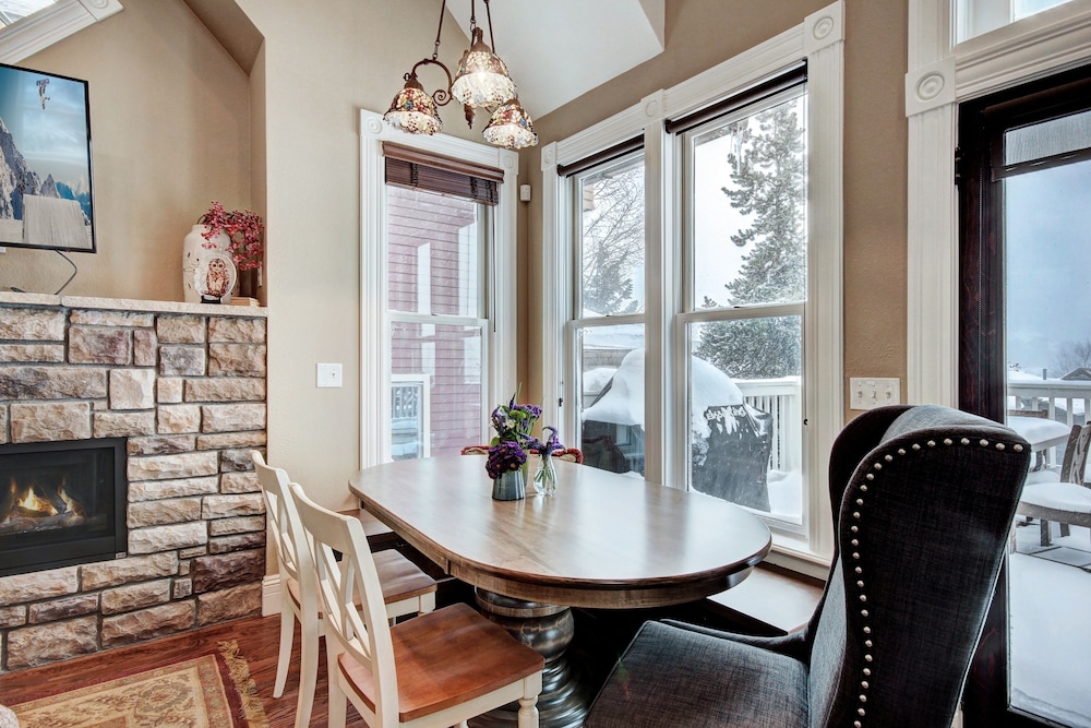 Ridge Street Lookout 4 Bedroom Home by RedAwning