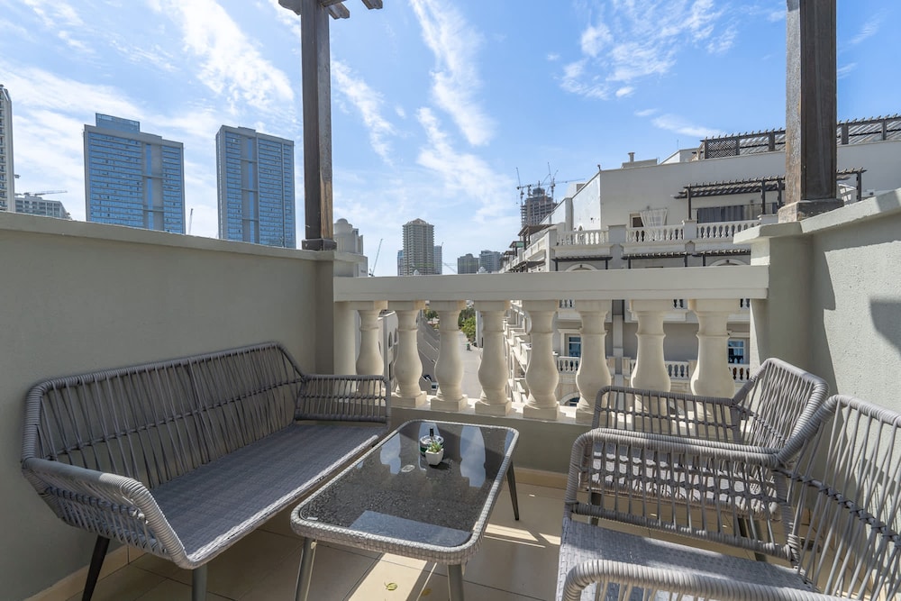 Pleasing 1-bedroom for 4 in JVC for Relaxing Getaway