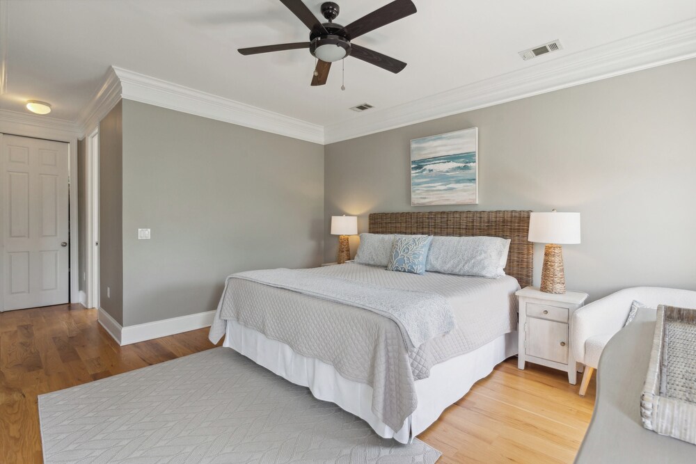 3800 Cameron Boulevard Avantstay Pool, Ocean Views, Deck view 2