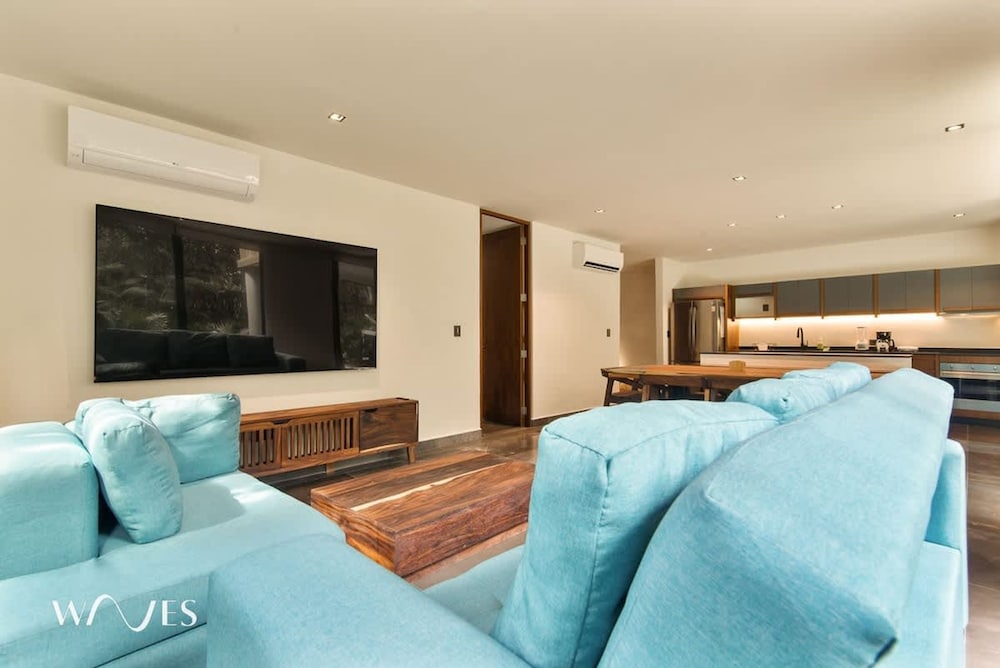 2BR w Private Pool - Steps Away From the Beach