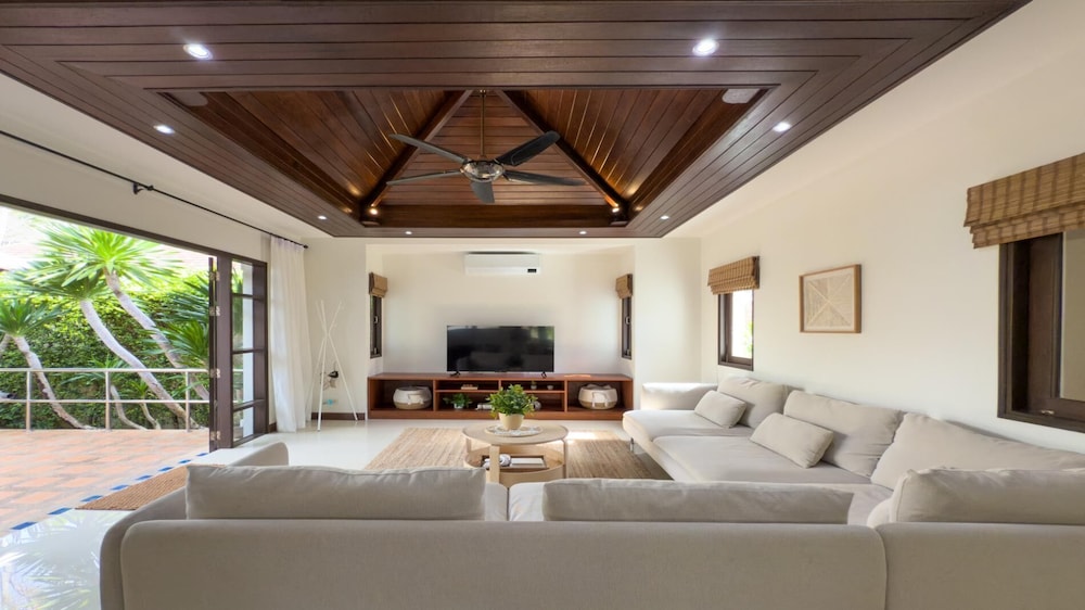 Tropical Poolside Villa SGB4