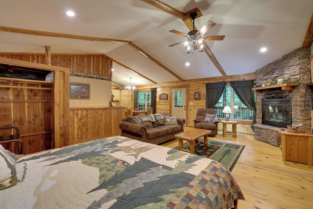 4 Mi to Beaver Lake: Peaceful Log Cabin w/ Deck!