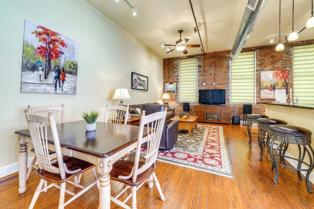 Downtown Louisville Escape: Perfect for Events!