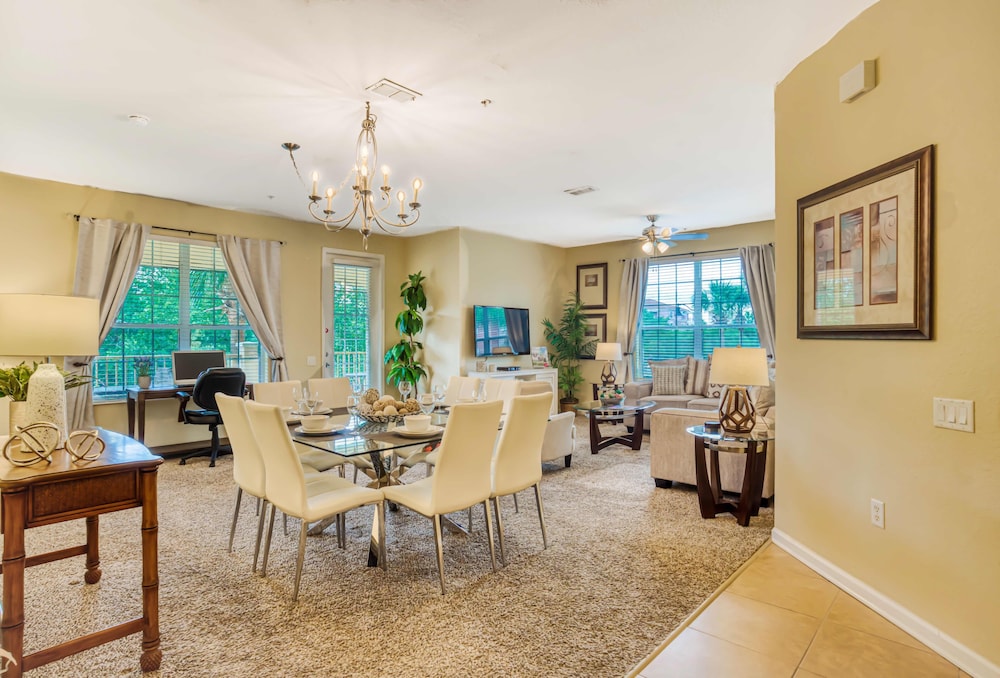 Cozy Condo W/private Balcony Steps to Conv. Ctr