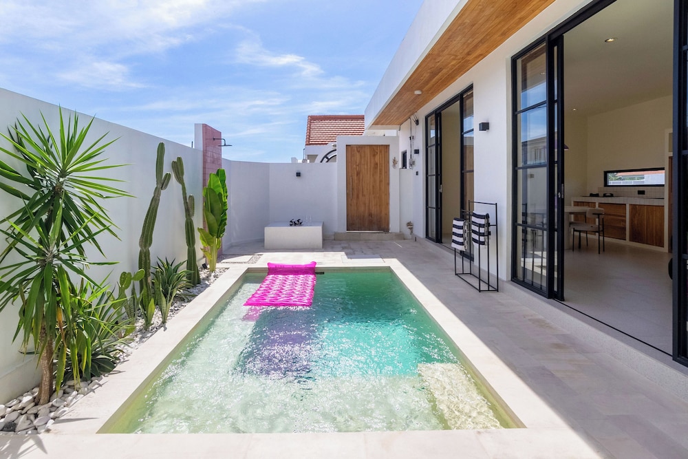Stylish Private Pool Villa in Pererenan