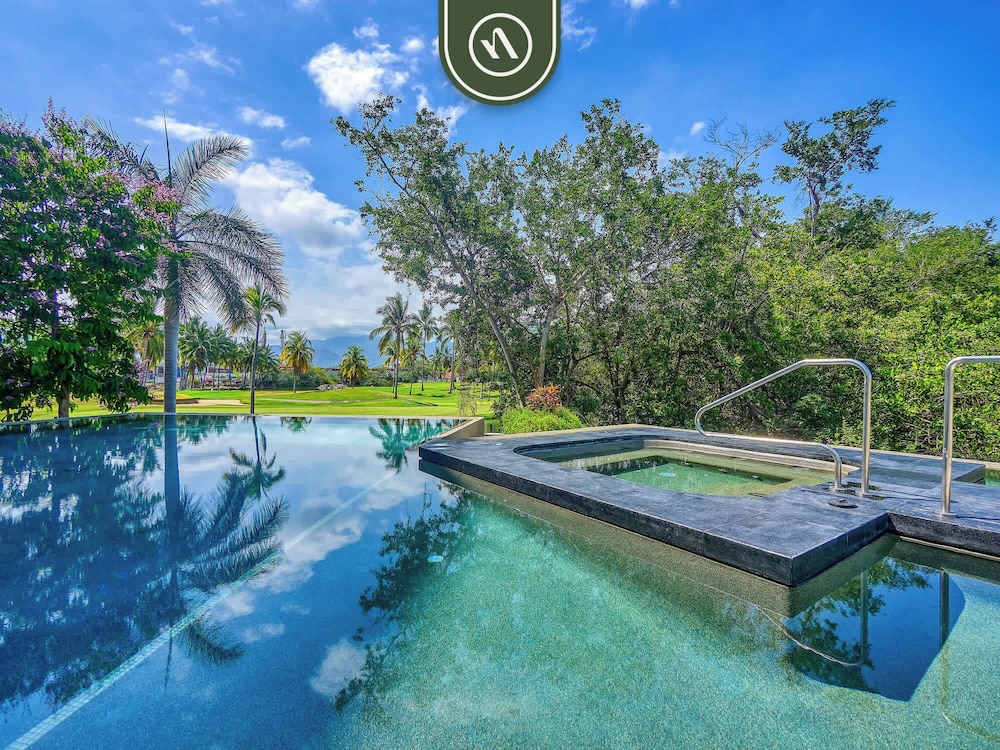 Luxury 2 BR Condo Near Golf Courses and Marina