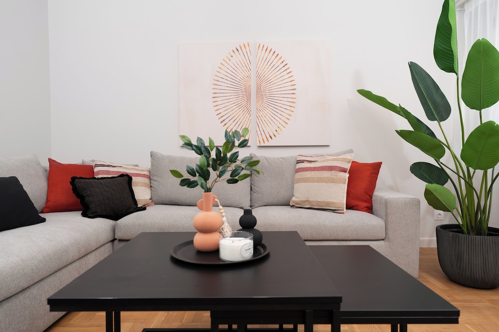 Spacious & Stylish Athens Apartment - Walk To Metro