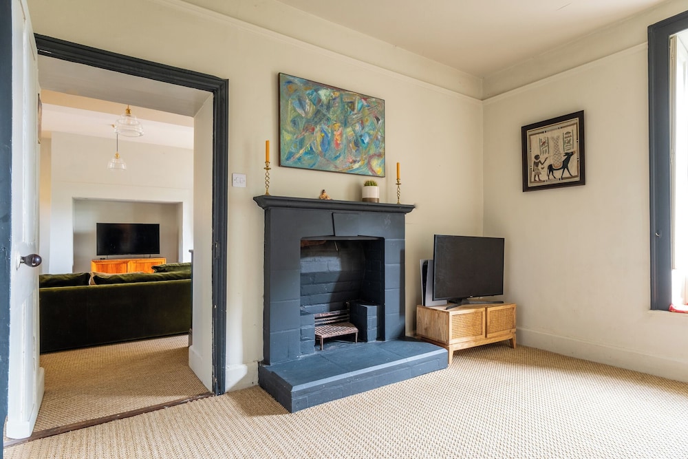 Stunning 8-Bedroom Home in Painswick