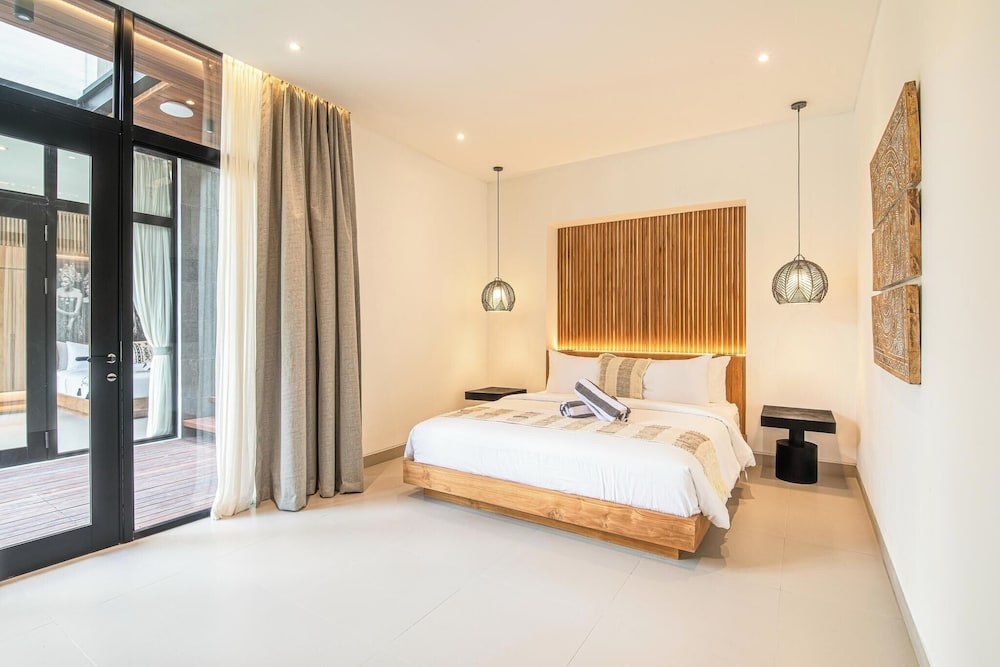 Elegant 6BR Canggu Retreat Just 400m to the Ocean