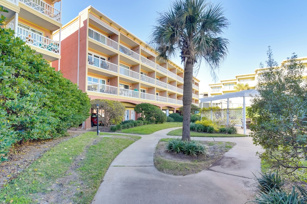 Walk to Galveston Beach: Resort Condo w/ Perks!
