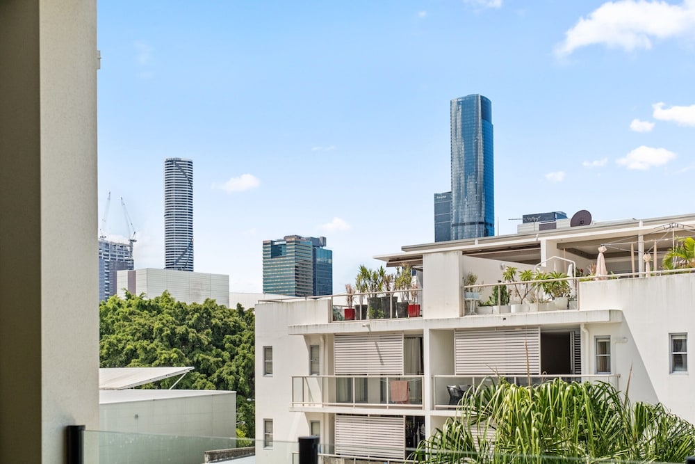 Central South Brisbane Stay With Pool Access