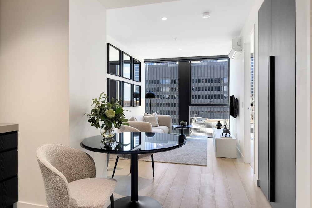Luxuria Apartments - Collins House