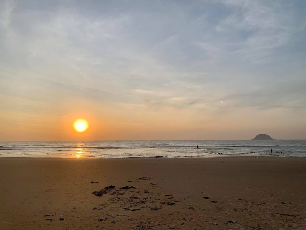 Ruby House, 3 Bedroom Apartment, Beachside