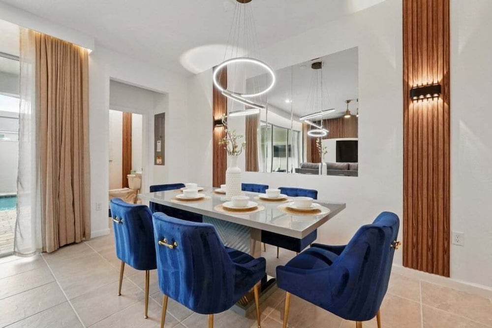 Beautiful Chic Radiance Home With Pool 5 Bedroom Townhouse
