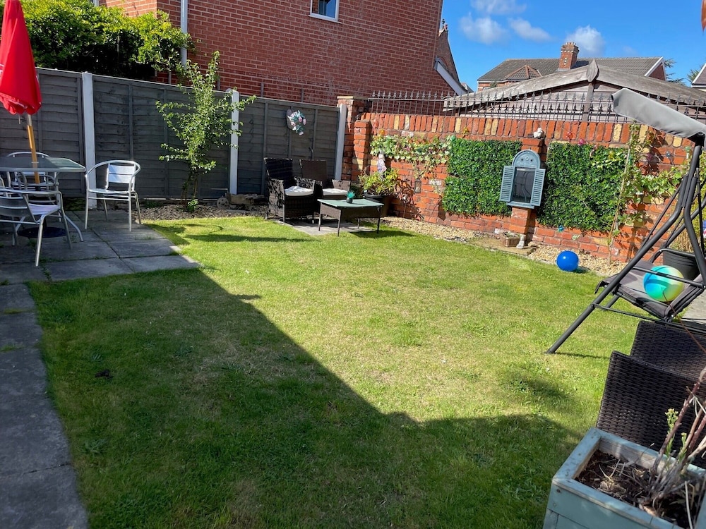 2br-sleeps5-privategarden-freeparking-pets view 4