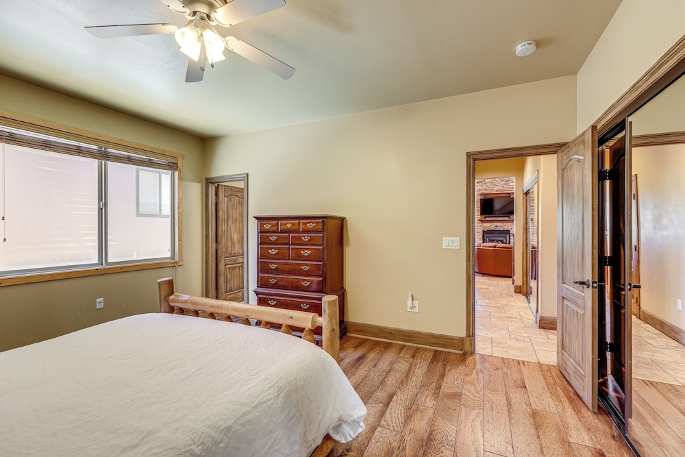 Walkable Big Bear Lake Home w/ Private Hot Tub!