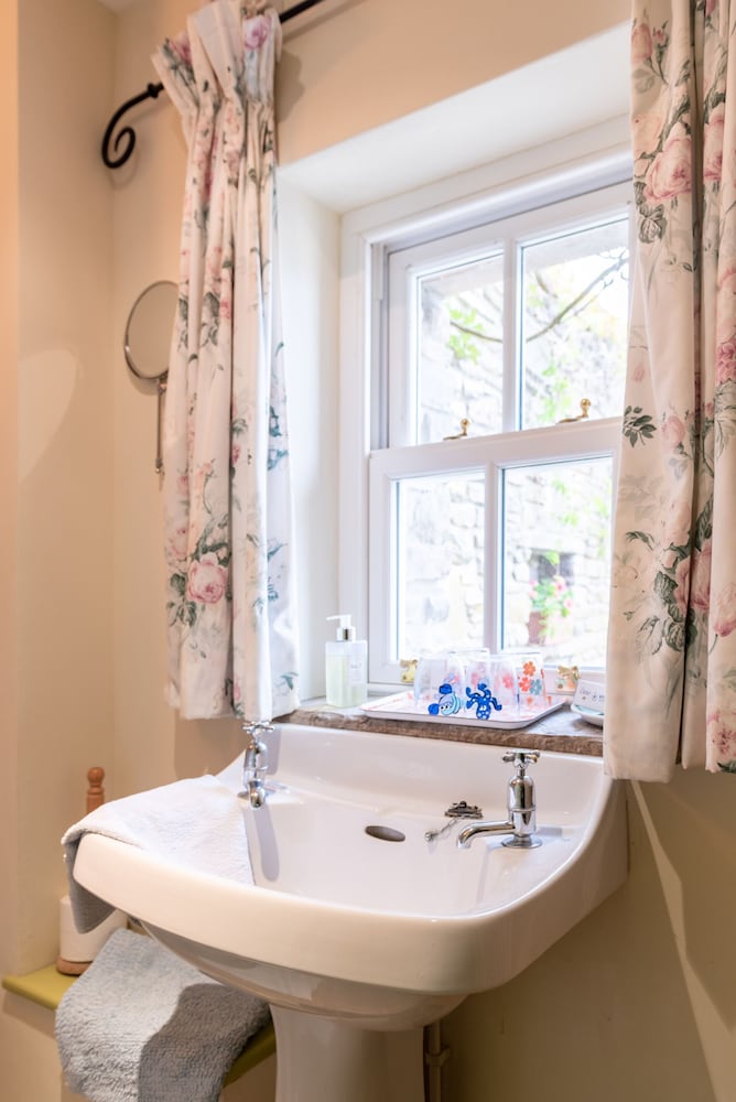 Alltybrain Farm Cottages and B&B