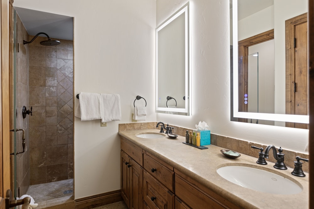 Grand Lodge - Four Bedroom #405 - Ski-in/ski-out 4 Condo
