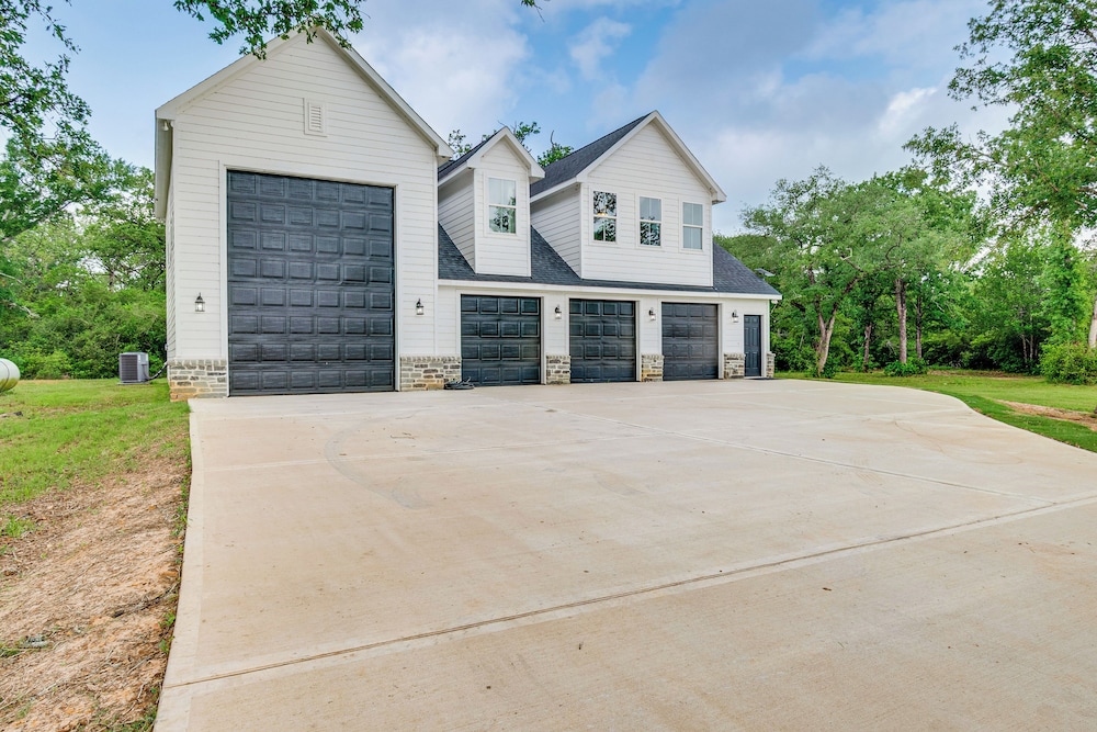 6 Mi to Lake Somerville: Barndominium on 20 Acres