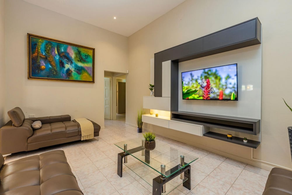 Sleeps 16 Palm Beach - 6BR Villa w Private Pool